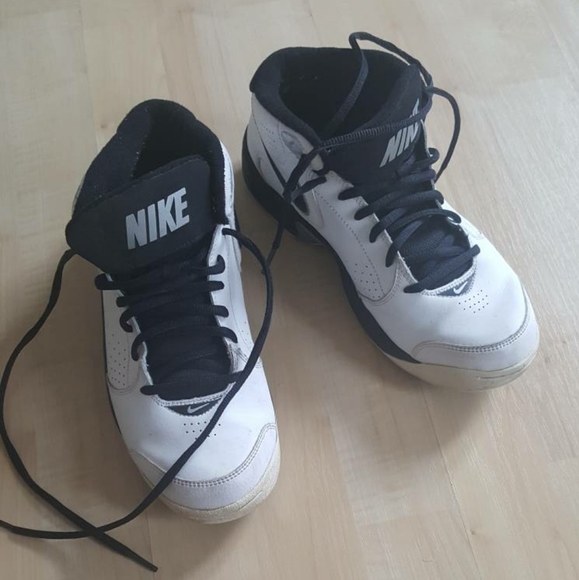 Nike sneaker size 8.5 - Picture 3 of 3